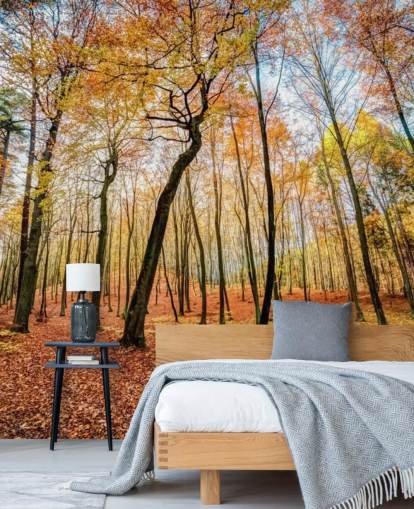 Waldtapete mit roten Herbstblättern