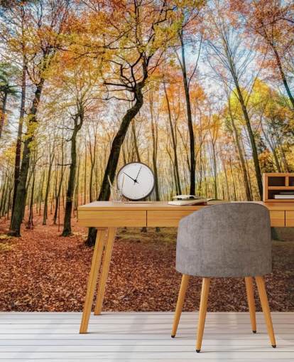 Waldtapete mit roten Herbstblättern