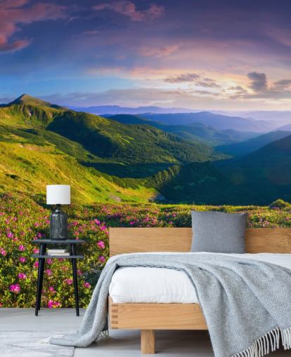 vihreä ja violetti vuoristotaustakuvamaalaus nimeltä Lush Green Mountains makuuhuoneisiin, olohuoneisiin ja kotitoimistoihin