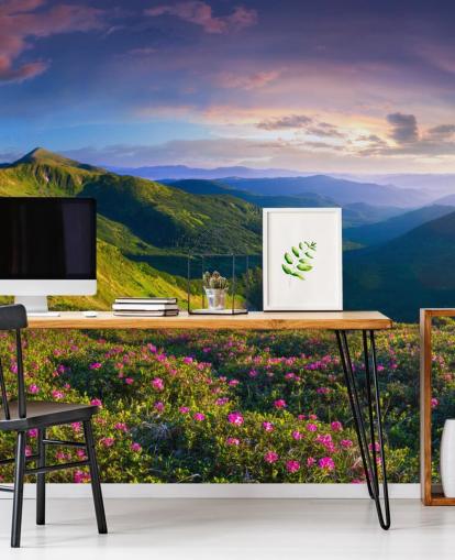 grüne und lila Bergtapete namens Lush Green Mountains für Schlafzimmer, Wohnzimmer und Heimbüros