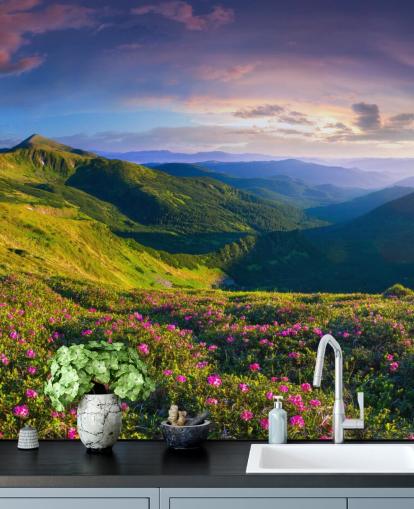 grüne und lila Bergtapete namens Lush Green Mountains für Schlafzimmer, Wohnzimmer und Heimbüros