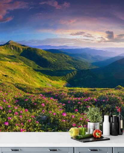 papier peint mural de montagnes vertes et violettes appelé Lush Green Mountains pour les chambres, les salons et les bureaux à domicile