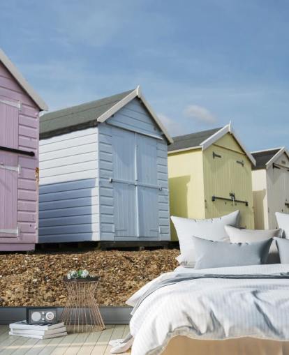 Pastel Coloured Beach Huts Wallpaper
