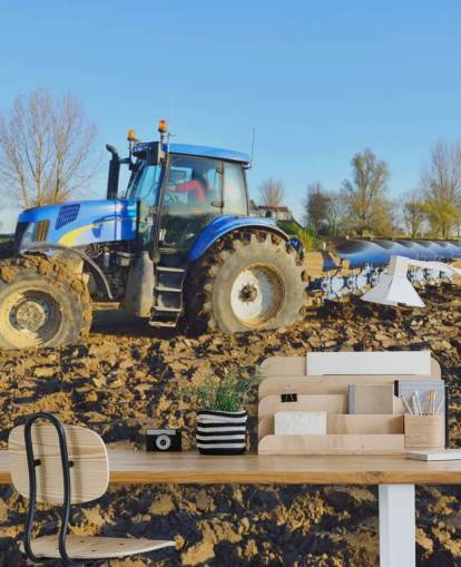 Blå traktor plöjning väggmålning