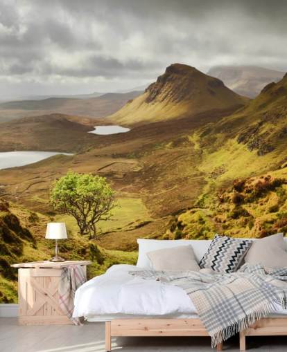 Mural de pared Nubes tormentosas y montañas verdes