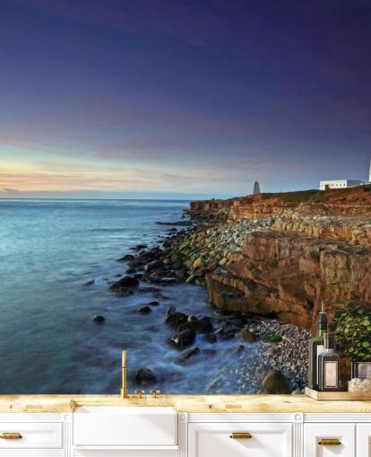 Mural de pared Faro rojo y blanco en un acantilado junto al mar