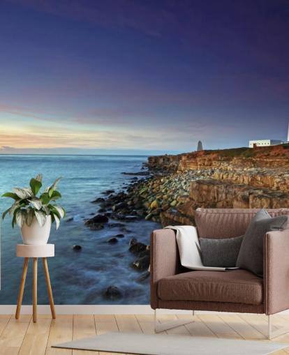 Rode en witte vuurtoren op Cliff by the Sea Wall Mural Rode en witte vuurtoren op Cliff by the Sea Wall Mural