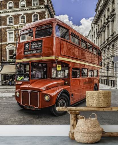 Vintage rode Londense dubbeldekker bus in straatbehang