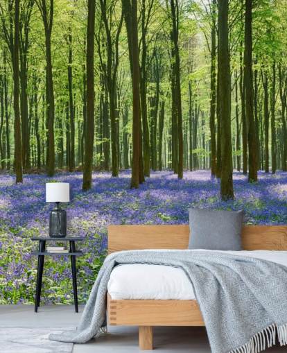 carta da parati murale con foresta blu e verde chiamata Bluebell Forest per camere da letto, salotti e cucine