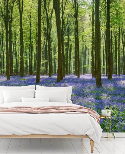 blauwe en groene bosbehangmuurschildering genaamd Bluebell Forest voor slaapkamers, woonkamers en keukens