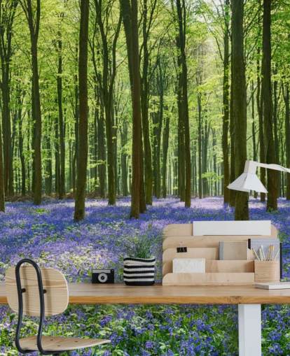 blauwe en groene bosbehangmuurschildering genaamd Bluebell Forest voor slaapkamers, woonkamers en keukens