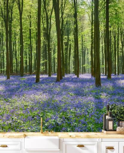 blauwe en groene bosbehangmuurschildering genaamd Bluebell Forest voor slaapkamers, woonkamers en keukens