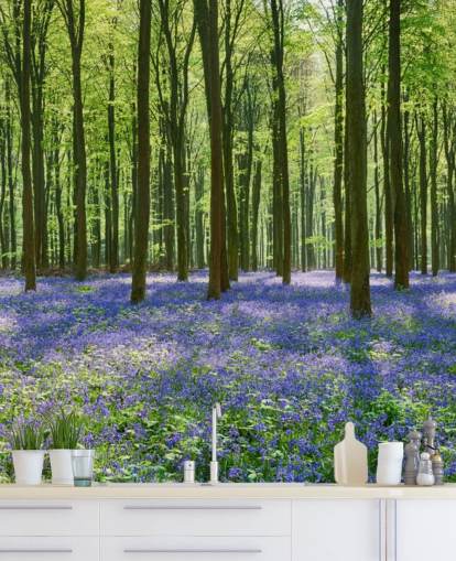 papier peint mural de forêt bleue et verte appelé Bluebell Forest pour les chambres, les salons et les cuisines