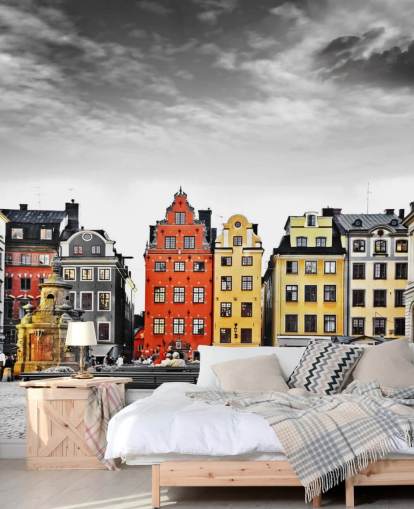 bunte alte Gebäude in monochromer Kulisse Tapete