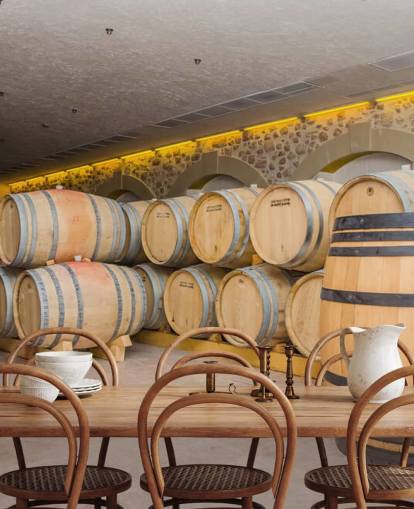 Decorazione murale con botti di vino