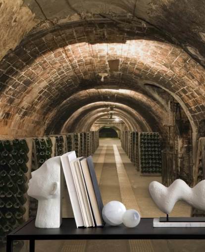 mural de papel pintado de bodega 3D personalizable marrón llamado Wine Cellar para cocinas.