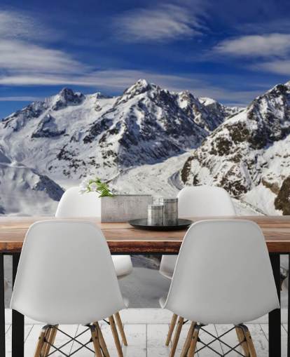 Decorazione murale con montagne innevate e cieli blu