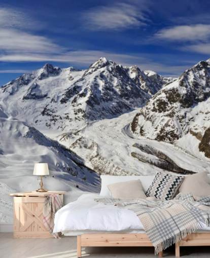 Decorazione murale con montagne innevate e cieli blu