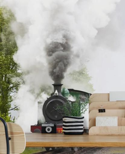 Trem a vapor vermelho e verde na pista papel de parede