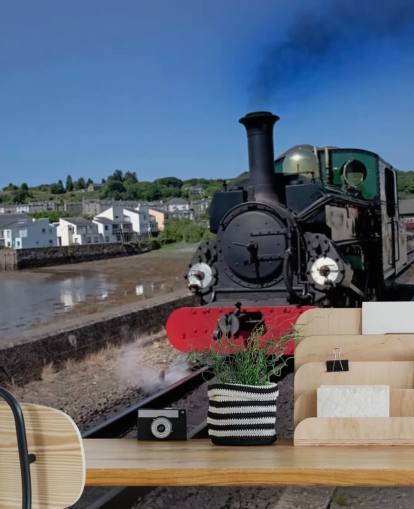 Groene stoomtrein bij de kust behang Groene stoomtrein bij de kust behang