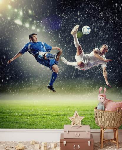Personalisierbare Fußballtapete in Blau, Grün und Weiß mit dem Titel Zwei Fußballspieler, die den Ball schlagen, für das Kinderzimmer