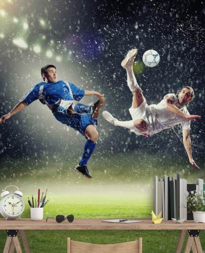 Personalisierbare Fußballtapete in Blau, Grün und Weiß mit dem Titel Zwei Fußballspieler, die den Ball schlagen, für das Kinderzimmer