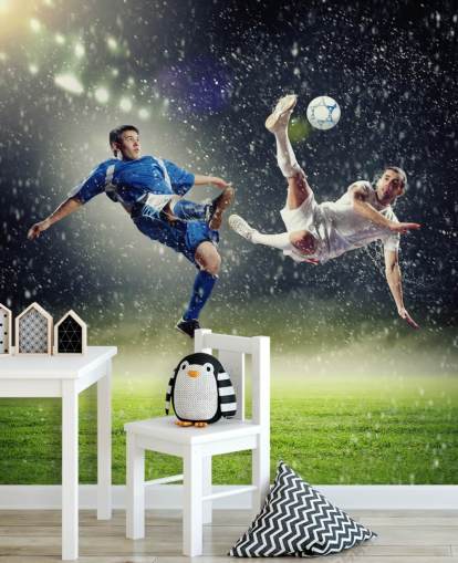 Personalisierbare Fußballtapete in Blau, Grün und Weiß mit dem Titel Zwei Fußballspieler, die den Ball schlagen, für das Kinderzimmer