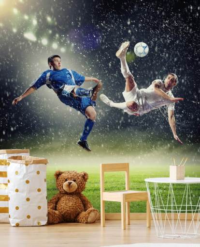 Personalisierbare Fußballtapete in Blau, Grün und Weiß mit dem Titel Zwei Fußballspieler, die den Ball schlagen, für das Kinderzimmer
