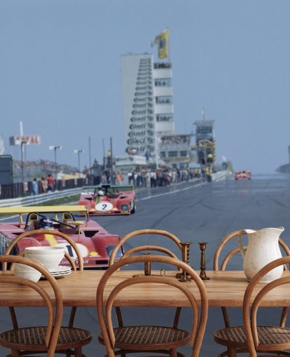 Punainen kilpa-auto rallin taustakuvassa