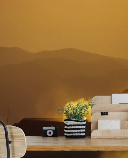 Bil på Støvete Mountain Road på Sunset Bakgrunn