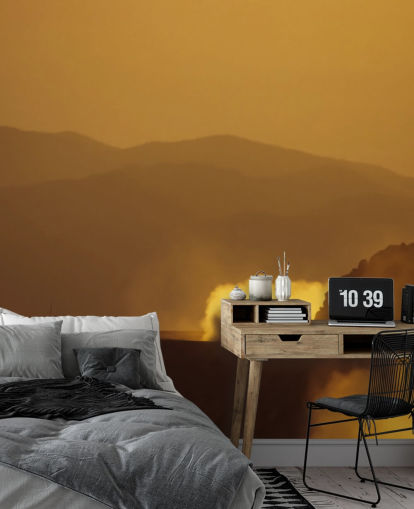 Auto op Dusty Mountain Road bij Sunset Wallpaper