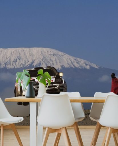 Valkoinen ralliauto ilmataustakuvassa Valkoinen ralliauto ilmataustakuvassa