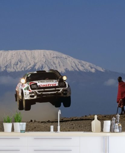 Witte rallyauto in luchtbehang