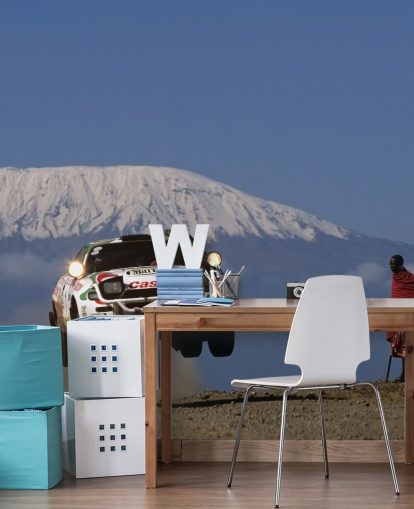 Valkoinen ralliauto ilmataustakuvassa Valkoinen ralliauto ilmataustakuvassa