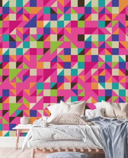 Monivärinen ja vaaleanpunainen geometrinen seinämaalaus