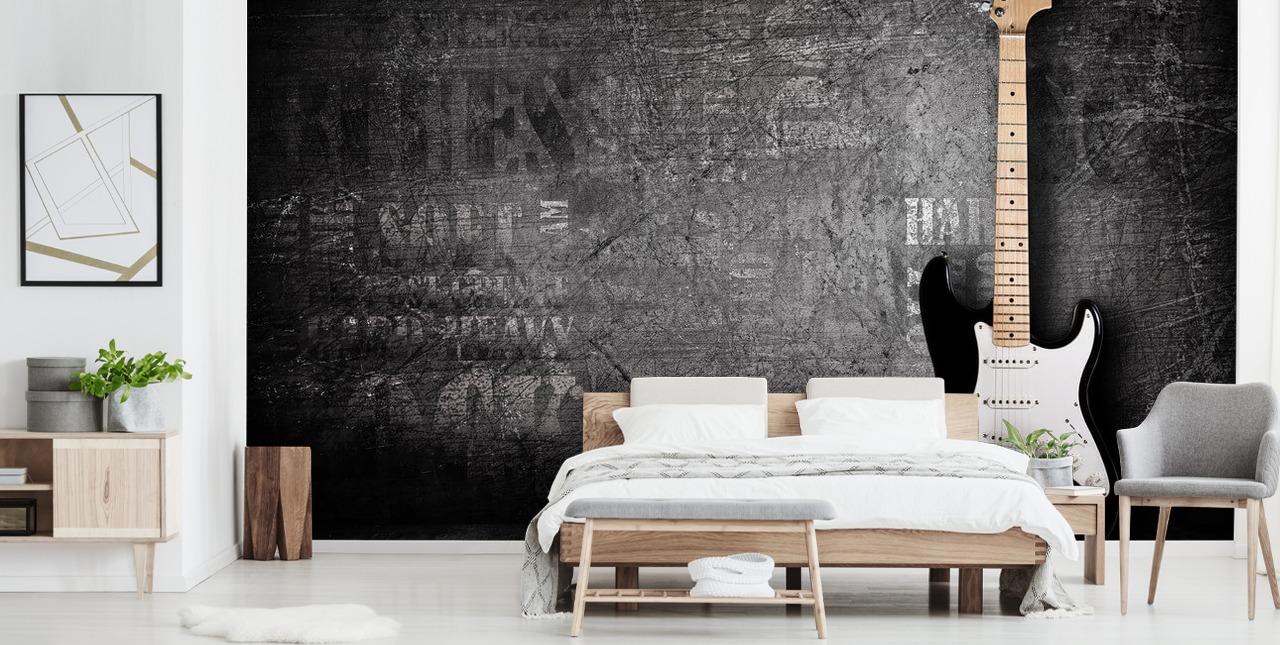 guitarra apoiada no papel de parede