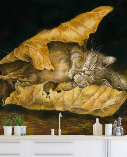 gatito dormido en hojas de otoño