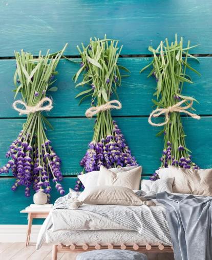 Decorazione murale con rami di lavanda su legno blu