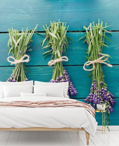 Decorazione murale con rami di lavanda su legno blu Decorazione murale con rami di lavanda su legno blu