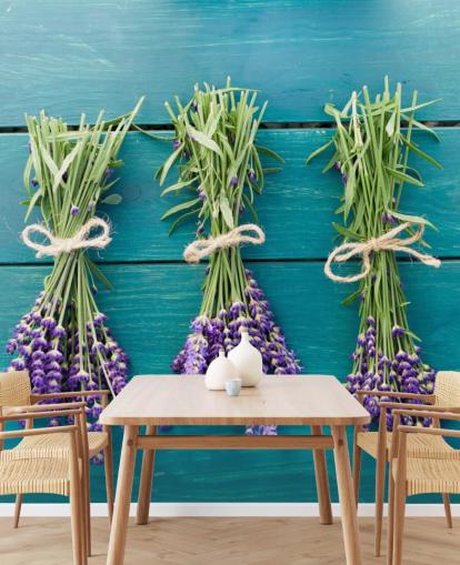 Lavender takken op blauwe houten muurschildering