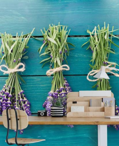 Decorazione murale con rami di lavanda su legno blu