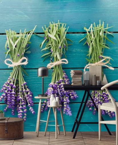 Decorazione murale con rami di lavanda su legno blu