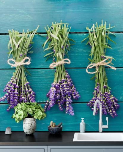 Decorazione murale con rami di lavanda su legno blu Decorazione murale con rami di lavanda su legno blu