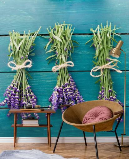 Decorazione murale con rami di lavanda su legno blu Decorazione murale con rami di lavanda su legno blu