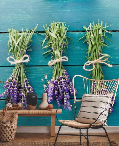 Lavender takken op blauwe houten muurschildering