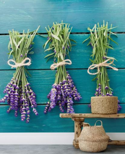 Decorazione murale con rami di lavanda su legno blu