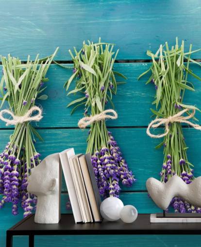 Lavendel Bughs på blå trä väggmålning Lavendel Bughs på blå trä väggmålning