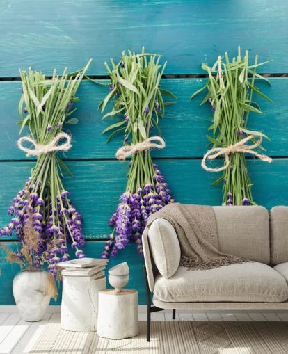 Decorazione murale con rami di lavanda su legno blu