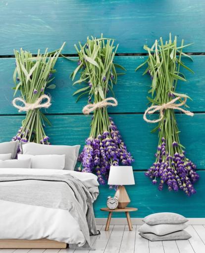 Lavender takken op blauwe houten muurschildering
