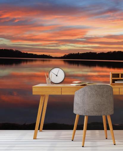 Vaaleanpunainen ja sininen auringonlasku joen seinämaalauksen yli